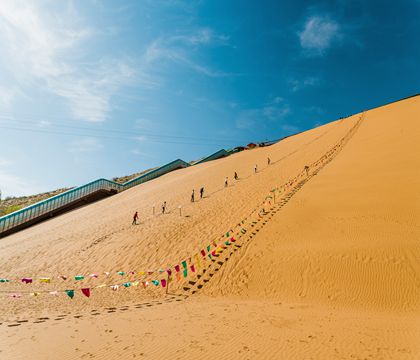 寧夏銀川+沙湖生態(tài)旅游區(qū)+騰格里沙漠外星球營(yíng)地+通湖草原+中衛(wèi)沙坡頭9日8晚私家團(tuán)